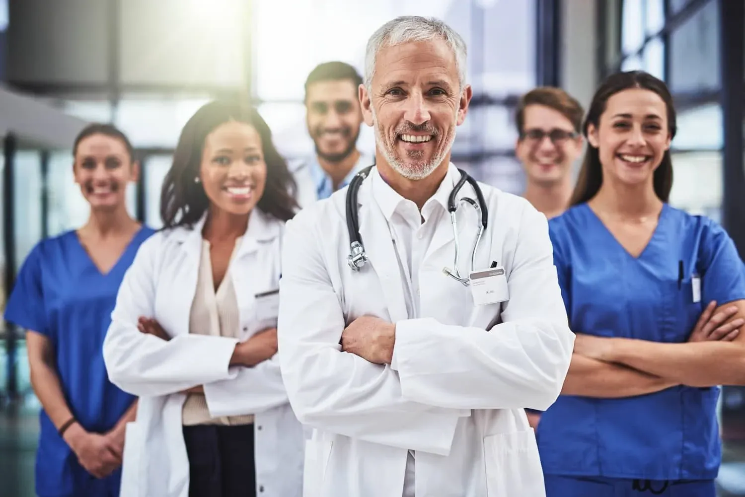 Equipo de médicos y profesionales de la salud en un centro médico